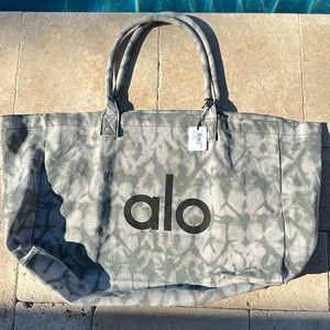 NWT ALO Yoga tote bag in Grey Tiedye. Model number W7066R